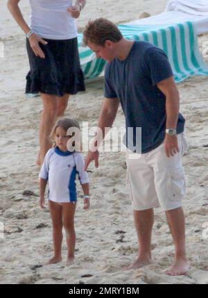 Esclusiva!! L'attore Matt Damon porta la sua famiglia in vacanza per il weekend di San Valentino in un resort esclusivo nei Caraibi. Damon ha preso il tempo per giocare con la figlia Alexia e Isabella mentre la moglie Luciana ha tenuto il bambino Gia Zavala all'ombra. Anche Damon, che lavora sodo, ha preso il via mentre si prendisole il sole e si gustava qualche cocktail. Il divertimento della famiglia è stato messo alla fine con una tempesta di sorpresa che ha mandato lui e la famiglia a correre di nuovo al loro hotel coperto di asciugamani per nascondersi dalla pioggia. Caraibi. 2/15/09. Foto Stock