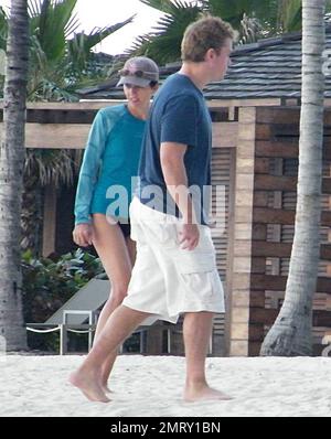 Esclusiva!! L'attore Matt Damon porta la sua famiglia in vacanza per il weekend di San Valentino in un resort esclusivo nei Caraibi. Damon ha preso il tempo per giocare con la figlia Alexia e Isabella mentre la moglie Luciana ha tenuto il bambino Gia Zavala all'ombra. Anche Damon, che lavora sodo, ha preso il via mentre si prendisole il sole e si gustava qualche cocktail. Il divertimento della famiglia è stato messo alla fine con una tempesta di sorpresa che ha mandato lui e la famiglia a correre di nuovo al loro hotel coperto di asciugamani per nascondersi dalla pioggia. Caraibi. 2/15/09. Foto Stock