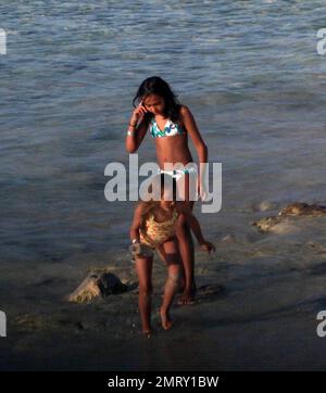 Esclusiva!! L'attore Matt Damon porta la sua famiglia in vacanza per il weekend di San Valentino in un resort esclusivo nei Caraibi. Damon ha preso il tempo per giocare con la figlia Alexia e Isabella mentre la moglie Luciana ha tenuto il bambino Gia Zavala all'ombra. Anche Damon, che lavora sodo, ha preso il via mentre si prendisole il sole e si gustava qualche cocktail. Il divertimento della famiglia è stato messo alla fine con una tempesta di sorpresa che ha mandato lui e la famiglia a correre di nuovo al loro hotel coperto di asciugamani per nascondersi dalla pioggia. Caraibi. 2/15/09. Foto Stock