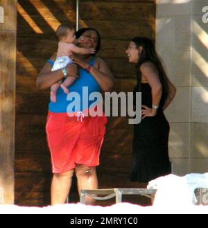 Esclusiva!! L'attore Matt Damon porta la sua famiglia in vacanza per il weekend di San Valentino in un resort esclusivo nei Caraibi. Damon ha preso il tempo per giocare con la figlia Alexia e Isabella mentre la moglie Luciana ha tenuto il bambino Gia Zavala all'ombra. Anche Damon, che lavora sodo, ha preso il via mentre si prendisole il sole e si gustava qualche cocktail. Il divertimento della famiglia è stato messo alla fine con una tempesta di sorpresa che ha mandato lui e la famiglia a correre di nuovo al loro hotel coperto di asciugamani per nascondersi dalla pioggia. Caraibi. 2/15/09. Foto Stock