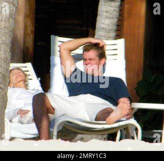 Esclusivo!! L'attore Matt Damon porta la sua famiglia in vacanza per il weekend di San Valentino in un resort esclusivo nei Caraibi. Damon ha preso il tempo per giocare con la figlia Alexia e Isabella mentre la moglie Luciana ha tenuto il bambino Gia Zavala all'ombra. Anche Damon, che lavora sodo, ha preso il via mentre si prendisole il sole e si gustava qualche cocktail. Il divertimento della famiglia è stato messo alla fine con una tempesta di sorpresa che ha mandato lui e la famiglia a correre di nuovo al loro hotel coperto di asciugamani per nascondersi dalla pioggia. Caraibi. 2/15/09. Foto Stock