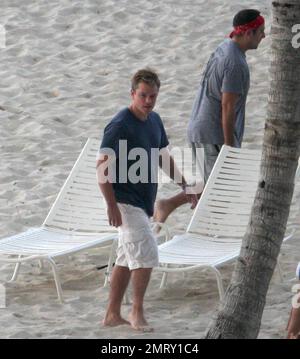 Esclusivo!! L'attore Matt Damon porta la sua famiglia in vacanza per il weekend di San Valentino in un resort esclusivo nei Caraibi. Damon ha preso il tempo per giocare con la figlia Alexia e Isabella mentre la moglie Luciana ha tenuto il bambino Gia Zavala all'ombra. Anche Damon, che lavora sodo, ha preso il via mentre si prendisole il sole e si gustava qualche cocktail. Il divertimento della famiglia è stato messo alla fine con una tempesta di sorpresa che ha mandato lui e la famiglia a correre di nuovo al loro hotel coperto di asciugamani per nascondersi dalla pioggia. Caraibi. 2/15/09. Foto Stock