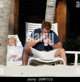 Esclusivo!! L'attore Matt Damon porta la sua famiglia in vacanza per il weekend di San Valentino in un resort esclusivo nei Caraibi. Damon ha preso il tempo per giocare con la figlia Alexia e Isabella mentre la moglie Luciana ha tenuto il bambino Gia Zavala all'ombra. Anche Damon, che lavora sodo, ha preso il via mentre si prendisole il sole e si gustava qualche cocktail. Il divertimento della famiglia è stato messo alla fine con una tempesta di sorpresa che ha mandato lui e la famiglia a correre di nuovo al loro hotel coperto di asciugamani per nascondersi dalla pioggia. Caraibi. 2/15/09. Foto Stock