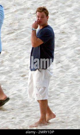 Esclusivo!! L'attore Matt Damon porta la sua famiglia in vacanza per il weekend di San Valentino in un resort esclusivo nei Caraibi. Damon ha preso il tempo per giocare con la figlia Alexia e Isabella mentre la moglie Luciana ha tenuto il bambino Gia Zavala all'ombra. Anche Damon, che lavora sodo, ha preso il via mentre si prendisole il sole e si gustava qualche cocktail. Il divertimento della famiglia è stato messo alla fine con una tempesta di sorpresa che ha mandato lui e la famiglia a correre di nuovo al loro hotel coperto di asciugamani per nascondersi dalla pioggia. Caraibi. 2/15/09. Foto Stock