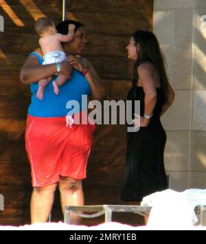 Esclusivo!! L'attore Matt Damon porta la sua famiglia in vacanza per il weekend di San Valentino in un resort esclusivo nei Caraibi. Damon ha preso il tempo per giocare con la figlia Alexia e Isabella mentre la moglie Luciana ha tenuto il bambino Gia Zavala all'ombra. Anche Damon, che lavora sodo, ha preso il via mentre si prendisole il sole e si gustava qualche cocktail. Il divertimento della famiglia è stato messo alla fine con una tempesta di sorpresa che ha mandato lui e la famiglia a correre di nuovo al loro hotel coperto di asciugamani per nascondersi dalla pioggia. Caraibi. 2/15/09. Foto Stock