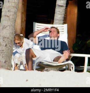Esclusivo!! L'attore Matt Damon porta la sua famiglia in vacanza per il weekend di San Valentino in un resort esclusivo nei Caraibi. Damon ha preso il tempo per giocare con la figlia Alexia e Isabella mentre la moglie Luciana ha tenuto il bambino Gia Zavala all'ombra. Anche Damon, che lavora sodo, ha preso il via mentre si prendisole il sole e si gustava qualche cocktail. Il divertimento della famiglia è stato messo alla fine con una tempesta di sorpresa che ha mandato lui e la famiglia a correre di nuovo al loro hotel coperto di asciugamani per nascondersi dalla pioggia. Caraibi. 2/15/09. Foto Stock
