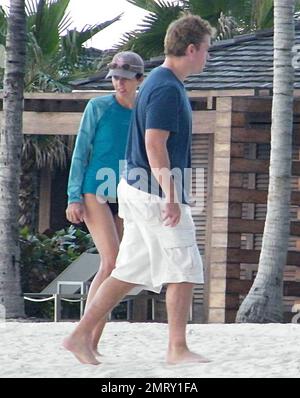 Esclusivo!! L'attore Matt Damon porta la sua famiglia in vacanza per il weekend di San Valentino in un resort esclusivo nei Caraibi. Damon ha preso il tempo per giocare con la figlia Alexia e Isabella mentre la moglie Luciana ha tenuto il bambino Gia Zavala all'ombra. Anche Damon, che lavora sodo, ha preso il via mentre si prendisole il sole e si gustava qualche cocktail. Il divertimento della famiglia è stato messo alla fine con una tempesta di sorpresa che ha mandato lui e la famiglia a correre di nuovo al loro hotel coperto di asciugamani per nascondersi dalla pioggia. Caraibi. 2/15/09. Foto Stock