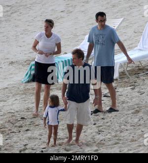 Esclusivo!! L'attore Matt Damon porta la sua famiglia in vacanza per il weekend di San Valentino in un resort esclusivo nei Caraibi. Damon ha preso il tempo per giocare con la figlia Alexia e Isabella mentre la moglie Luciana ha tenuto il bambino Gia Zavala all'ombra. Anche Damon, che lavora sodo, ha preso il via mentre si prendisole il sole e si gustava qualche cocktail. Il divertimento della famiglia è stato messo alla fine con una tempesta di sorpresa che ha mandato lui e la famiglia a correre di nuovo al loro hotel coperto di asciugamani per nascondersi dalla pioggia. Caraibi. 2/15/09. Foto Stock