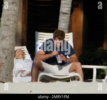 Esclusivo!! L'attore Matt Damon porta la sua famiglia in vacanza per il weekend di San Valentino in un resort esclusivo nei Caraibi. Damon ha preso il tempo per giocare con la figlia Alexia e Isabella mentre la moglie Luciana ha tenuto il bambino Gia Zavala all'ombra. Anche Damon, che lavora sodo, ha preso il via mentre si prendisole il sole e si gustava qualche cocktail. Il divertimento della famiglia è stato messo alla fine con una tempesta di sorpresa che ha mandato lui e la famiglia a correre di nuovo al loro hotel coperto di asciugamani per nascondersi dalla pioggia. Caraibi. 2/15/09. Foto Stock