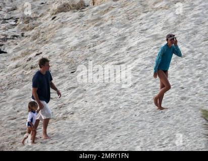 Esclusivo!! L'attore Matt Damon porta la sua famiglia in vacanza per il weekend di San Valentino in un resort esclusivo nei Caraibi. Damon ha preso il tempo per giocare con la figlia Alexia e Isabella mentre la moglie Luciana ha tenuto il bambino Gia Zavala all'ombra. Anche Damon, che lavora sodo, ha preso il via mentre si prendisole il sole e si gustava qualche cocktail. Il divertimento della famiglia è stato messo alla fine con una tempesta di sorpresa che ha mandato lui e la famiglia a correre di nuovo al loro hotel coperto di asciugamani per nascondersi dalla pioggia. Caraibi. 2/15/09. Foto Stock
