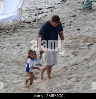 Esclusivo!! L'attore Matt Damon porta la sua famiglia in vacanza per il weekend di San Valentino in un resort esclusivo nei Caraibi. Damon ha preso il tempo per giocare con la figlia Alexia e Isabella mentre la moglie Luciana ha tenuto il bambino Gia Zavala all'ombra. Anche Damon, che lavora sodo, ha preso il via mentre si prendisole il sole e si gustava qualche cocktail. Il divertimento della famiglia è stato messo alla fine con una tempesta di sorpresa che ha mandato lui e la famiglia a correre di nuovo al loro hotel coperto di asciugamani per nascondersi dalla pioggia. Caraibi. 2/15/09. Foto Stock