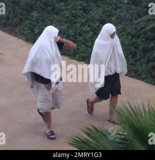 Esclusivo!! L'attore Matt Damon porta la sua famiglia in vacanza per il weekend di San Valentino in un resort esclusivo nei Caraibi. Damon ha preso il tempo per giocare con la figlia Alexia e Isabella mentre la moglie Luciana ha tenuto il bambino Gia Zavala all'ombra. Anche Damon, che lavora sodo, ha preso il via mentre si prendisole il sole e si gustava qualche cocktail. Il divertimento della famiglia è stato messo alla fine con una tempesta di sorpresa che ha mandato lui e la famiglia a correre di nuovo al loro hotel coperto di asciugamani per nascondersi dalla pioggia. Caraibi. 2/15/09. Foto Stock