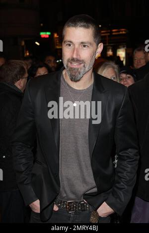 La star 'perduta' Matthew Fox posa per le foto al Wyndhams Theatre. Matthew debuterà la sua scena nel Regno Unito in prima mondiale di Neil LaBute's 'in a Forest Dark and Deep' al Vaudeville Theatre a partire dal 3rd marzo. Londra, Regno Unito. 2/8/11. Foto Stock