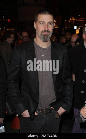 La star 'perduta' Matthew Fox posa per le foto al Wyndhams Theatre. Matthew debuterà la sua scena nel Regno Unito in prima mondiale di Neil LaBute's 'in a Forest Dark and Deep' al Vaudeville Theatre a partire dal 3rd marzo. Londra, Regno Unito. 2/8/11. Foto Stock