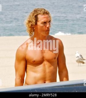 Esclusivo!! Matthew McConaughey cerca di capire come cavalcare uno skateboard sul set del suo nuovo film 'Surfer Dude' a Malibu, California 5/25/07. Tutti Foto Stock