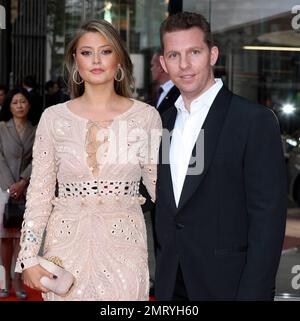 Holly Valance e Nick Candy presso lo showroom automobilistico McLaren, inaugurale ad One Hyde Park, Knightsbridge. Londra, Regno Unito. 6/21/11. Foto Stock