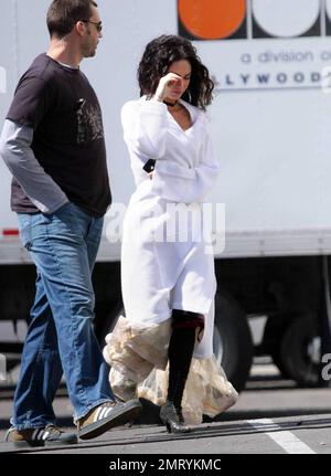 Esclusivo!! Megan Fox film in location a Sylmar, California questa mattina. È stata vista camminare verso l'insieme con un vestito bianco che copre un vestito di stile cowboy-Western frilly, completo di stivali e garter. Fox suona Leila nel prossimo film occidentale, 'Jonah Hex', anche con Josh Brolin. Los Angeles, California. 4/3/09. . . Foto Stock