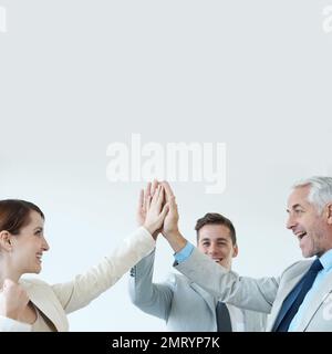 Hanno raggiunto i loro obiettivi. Uomini d'affari che festeggiano un altro accordo di successo con un alto-cinque. Foto Stock