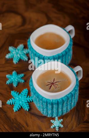 Caffè in tazze con il cardamomo e lo zucchero bianco vintage sfondo di legno Foto Stock