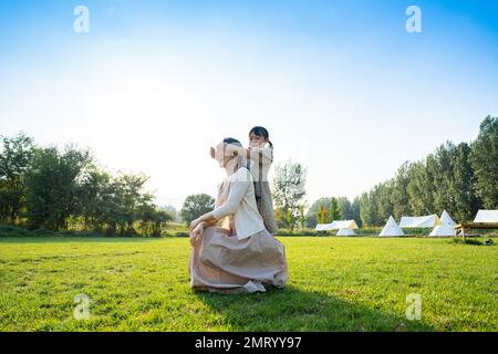 Mia madre e mia figlia giocano a giocare sull'erba Foto Stock