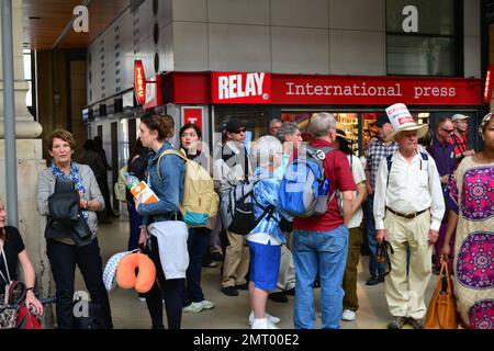 Il gruppo del tour attende di partire per una vacanza europea. Foto Stock