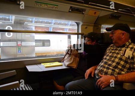 Turisti in treno Eurostar con partenza da Londra per Parigi. Foto Stock