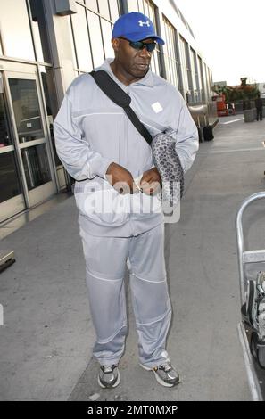 ESCLUSIVO!! L'attore nominato da Oscar Michael Clarke Duncan arriva al LAX per un volo fuori città. Duncan indossava una comoda tuta grigia e portava un cuscino da viaggio con motivi leopardati mentre si trovava accanto ai bagagli prima di entrare in aeroporto. Duncan sta girando il film di azione fantasy 'Cross', co-starring il fiance di Megan Fox Brian Austin Green. Los Angeles, California. 06/18/10. Foto Stock