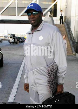 ESCLUSIVO!! L'attore nominato da Oscar Michael Clarke Duncan arriva al LAX per un volo fuori città. Duncan indossava una comoda tuta grigia e portava un cuscino da viaggio con motivi leopardati mentre si trovava accanto ai bagagli prima di entrare in aeroporto. Duncan sta girando il film di azione fantasy 'Cross', co-starring il fiance di Megan Fox Brian Austin Green. Los Angeles, California. 06/18/10. Foto Stock