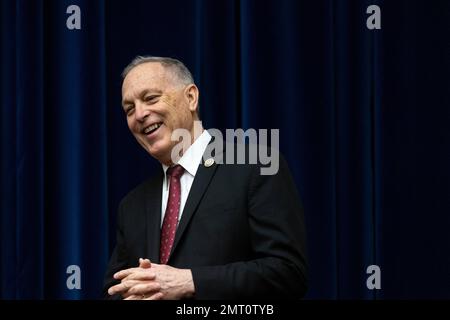 Andy Biggs (Repubblicano dell'Arizona) prima di una riunione del Comitato della Camera degli Stati Uniti sulla supervisione e la responsabilità a Washington, D.C., USA, martedì 31 gennaio, 2023. Foto di Julia Nikhinson/CNP/ABACAPRESS.COM Foto Stock