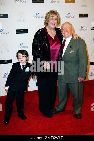 Mickey Rooney e la moglie Jan arrivano al Beverly Hilton Hotel per 'Forever Michael', un evento commemorativo per celebrare la vita del leggendario cantante pop Michael Jackson che inaspettatamente passato via il 25 giugno 2009 da insufficienza cardiaca, tifosi scioccanti, familiari e amici. Los Angeles, California. 06/26/10. Foto Stock