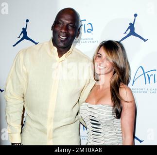 Michael Jordan e Yvette Prieto al Michael Jordan Celebrity Invitational all'Haze Nightclub nell'aria Resort and Casino. Las Vegas, Nevada. 3/30/11. Foto Stock