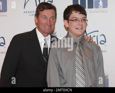 Wayne Gretzky e Lucas Stroud partecipano al 11th° gala annuale di Michael Jordan Celebrity Invitational Gala tenutosi presso l'aria Resort & Casino. Las Vegas, Nevada. 30th marzo 2012. Foto Stock