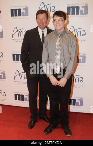 Wayne Gretzky e Lucas Stroud partecipano al 11th° gala annuale di Michael Jordan Celebrity Invitational Gala tenutosi presso l'aria Resort & Casino. Las Vegas, Nevada. 30th marzo 2012. Foto Stock