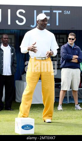 La leggenda dell'NBA Michael Jordan fuma casualmente un sigaro e si lancia intorno ad una sfera di golf mentre prende parte al suo torneo di golf Invitational di Michael Jordan Celebrity tenuto al lussuoso e unico campo da golf Ocean Club a Paradise Island. L'organizzazione MJCI porta in un'incredibile gamma di talenti dal mondo dello sport e dell'intrattenimento per competere sul corso e partecipare a vari eventi per beneficenza in questo evento annuale. Nel settimo anno la carità ha raccolto oltre $4 milioni di dollari per diverse cause meritevoli. Più di $500, $000 saranno donati a questa yearÕs carità compreso il B Foto Stock