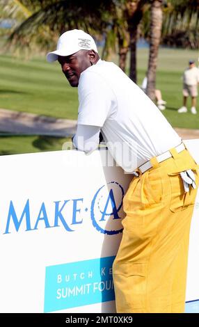 La leggenda dell'NBA Michael Jordan fuma casualmente un sigaro e si lancia intorno ad una sfera di golf mentre prende parte al suo torneo di golf Invitational di Michael Jordan Celebrity tenuto al lussuoso e unico campo da golf Ocean Club a Paradise Island. L'organizzazione MJCI porta in un'incredibile gamma di talenti dal mondo dello sport e dell'intrattenimento per competere sul corso e partecipare a vari eventi per beneficenza in questo evento annuale. Nel settimo anno la carità ha raccolto oltre $4 milioni di dollari per diverse cause meritevoli. Più di $500, $000 saranno donati a questa yearÕs carità compreso il B Foto Stock