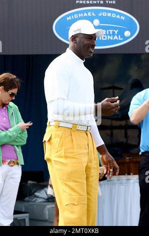 La leggenda dell'NBA Michael Jordan fuma casualmente un sigaro e si lancia intorno ad una sfera di golf mentre prende parte al suo torneo di golf Invitational di Michael Jordan Celebrity tenuto al lussuoso e unico campo da golf Ocean Club a Paradise Island. L'organizzazione MJCI porta in un'incredibile gamma di talenti dal mondo dello sport e dell'intrattenimento per competere sul corso e partecipare a vari eventi per beneficenza in questo evento annuale. Nel settimo anno la carità ha raccolto oltre $4 milioni di dollari per diverse cause meritevoli. Più di $500, $000 saranno donati a questa yearÕs carità compreso il B Foto Stock