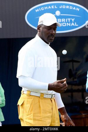 La leggenda dell'NBA Michael Jordan fuma casualmente un sigaro e si lancia intorno ad una sfera di golf mentre prende parte al suo torneo di golf Invitational di Michael Jordan Celebrity tenuto al lussuoso e unico campo da golf Ocean Club a Paradise Island. L'organizzazione MJCI porta in un'incredibile gamma di talenti dal mondo dello sport e dell'intrattenimento per competere sul corso e partecipare a vari eventi per beneficenza in questo evento annuale. Nel settimo anno la carità ha raccolto oltre $4 milioni di dollari per diverse cause meritevoli. Più di $500, $000 saranno donati a questa yearÕs carità compreso il B Foto Stock