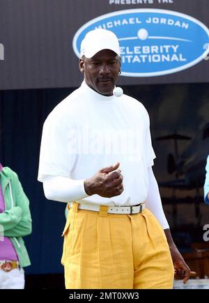 La leggenda dell'NBA Michael Jordan fuma casualmente un sigaro e si lancia intorno ad una sfera di golf mentre prende parte al suo torneo di golf Invitational di Michael Jordan Celebrity tenuto al lussuoso e unico campo da golf Ocean Club a Paradise Island. L'organizzazione MJCI porta in un'incredibile gamma di talenti dal mondo dello sport e dell'intrattenimento per competere sul corso e partecipare a vari eventi per beneficenza in questo evento annuale. Nel settimo anno la carità ha raccolto oltre $4 milioni di dollari per diverse cause meritevoli. Più di $500, $000 saranno donati a questa yearÕs carità compreso il B Foto Stock