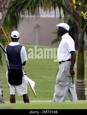 Esclusivo!! Michael Jordan ha colpirsi con il figlio più anziano Jeffrey per una partita di golf e un sigaro a Miami Beach, Florida. 4/10/09. . Foto Stock