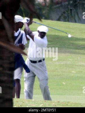 Esclusivo!! Michael Jordan ha colpirsi con il figlio più anziano Jeffrey per una partita di golf e un sigaro a Miami Beach, Florida. 4/10/09. . Foto Stock