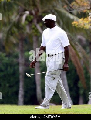 Esclusivo!! Michael Jordan ha colpirsi con il figlio più anziano Jeffrey per una partita di golf e un sigaro a Miami Beach, Florida. 4/10/09. . Foto Stock