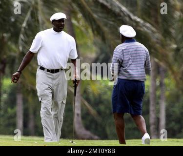 Esclusivo!! Michael Jordan ha colpirsi con il figlio più anziano Jeffrey per una partita di golf e un sigaro a Miami Beach, Florida. 4/10/09. . Foto Stock