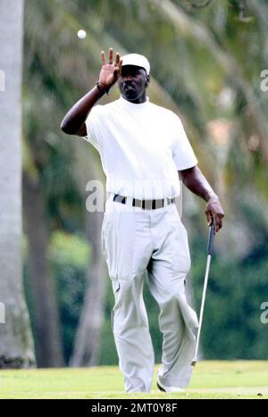 Esclusivo!! Michael Jordan ha colpirsi con il figlio più anziano Jeffrey per una partita di golf e un sigaro a Miami Beach, Florida. 4/10/09. . . Foto Stock