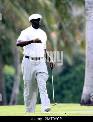 Esclusivo!! Michael Jordan ha colpirsi con il figlio più anziano Jeffrey per una partita di golf e un sigaro a Miami Beach, Florida. 4/10/09. . . Foto Stock