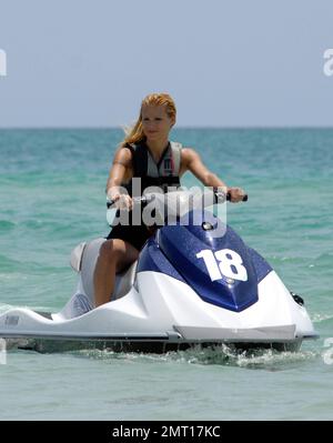 L'attrice e ospite della TV svizzera Michelle Hunziker trascorre un pomeriggio in moto d'acqua con il ragazzo Tomaso Trussardi durante una visita a Miami Beach, Florida. 4th giugno 2012. Foto Stock