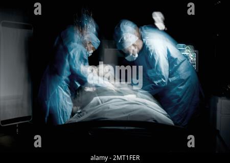 Assistenza sanitaria, chirurgia e team di chirurghi che lavorano su un paziente per un intervento di emergenza in ospedale. Medico, movimento sfocato e gruppo di medici Foto Stock