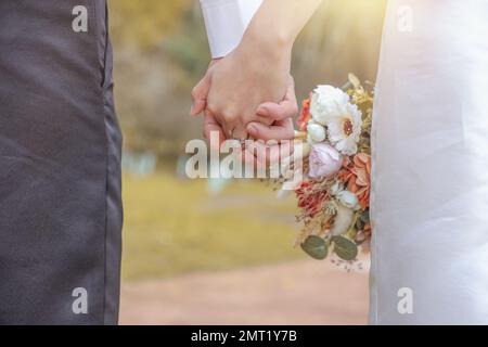 coppia che tiene mani san valentino Foto Stock