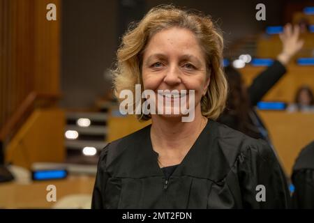 NEW YORK, NEW YORK - GENNAIO 31: L'onorevole Judge Angelica Nussberger, ex Vicepresidente della Corte europea dei diritti dell'uomo, partecipa a un evento speciale "processo internazionale delle zecche sui diritti dell'uomo" in occasione della Giornata internazionale della commemorazione delle vittime dell'Olocausto (27 Gen) Alla sede centrale delle Nazioni Unite di New York il 31 gennaio 2023 a New York City. I partecipanti, studenti di diversi paesi, interrogano le azioni e le responsabilità di Ernst Rüdin, il cosiddetto padre dell'igiene razziale nazista. Foto Stock