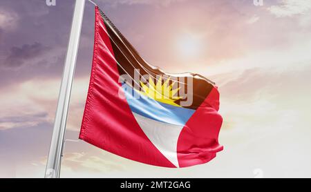 antigua e barbuda sventolano la bandiera nel bel cielo. Foto Stock