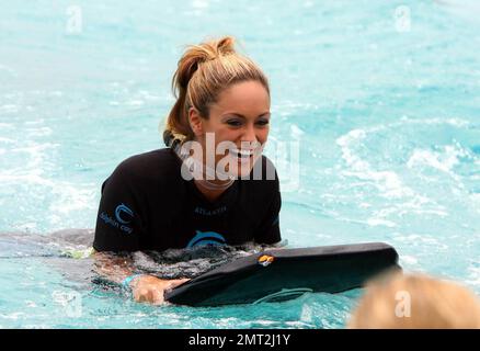 Esclusivo!! Miss Pennsylvania Lauren Merola a Dolphin Cay ad Atlantis, Paradise Island alle Bahamas 06/13/08. Foto Stock